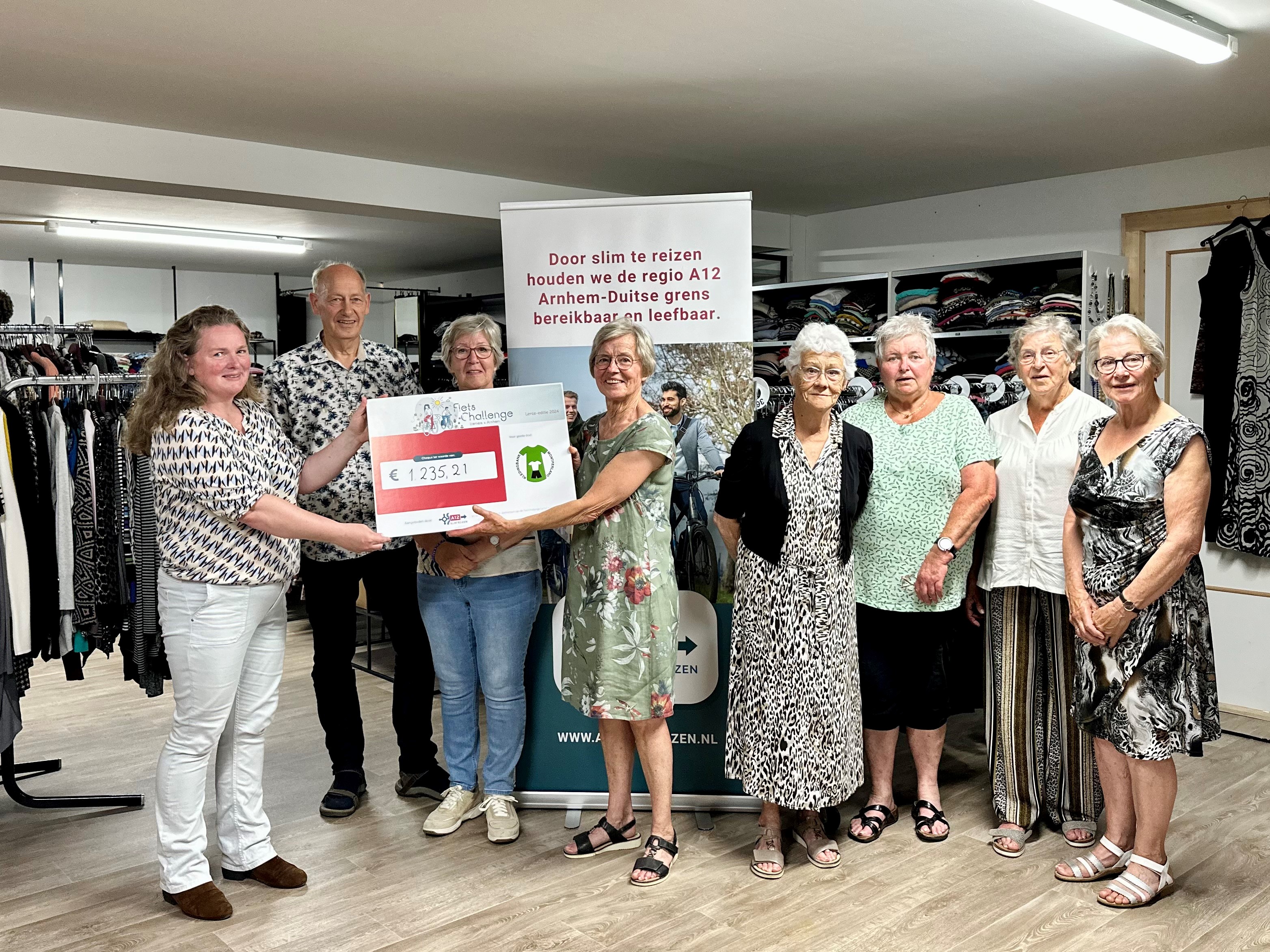Kledingbank Montferland ontvangt cheque